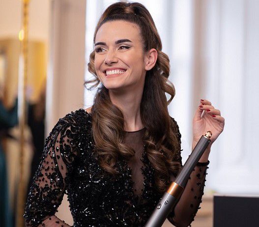 Kimberly Budinski mit Ballfrisur